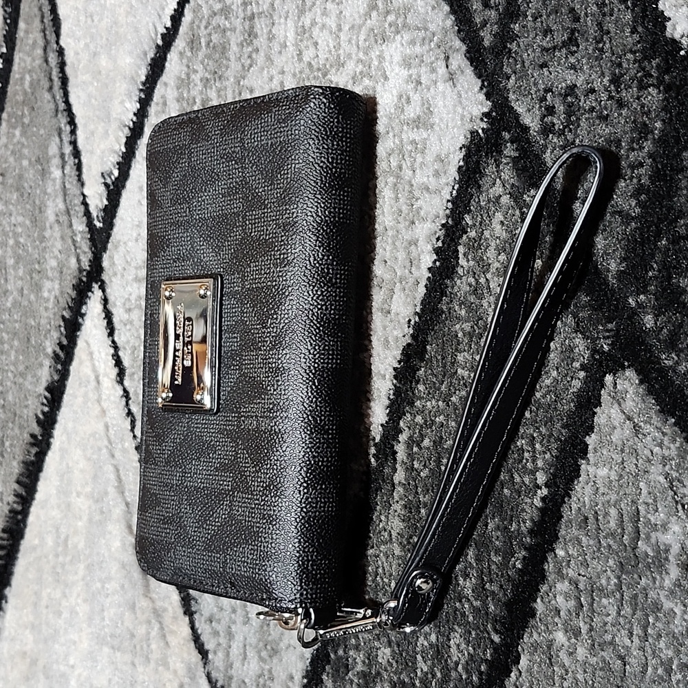 MICHAEL KORS BLACK SIGNATURE JET SET WRISTLET WALLET